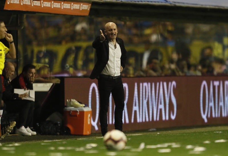 Repetto dando indicaciones en partido con Independiente del Valle