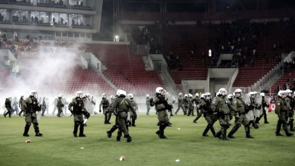 Los elementos de seguridad dispersaron a los aficionados con gas pimienta