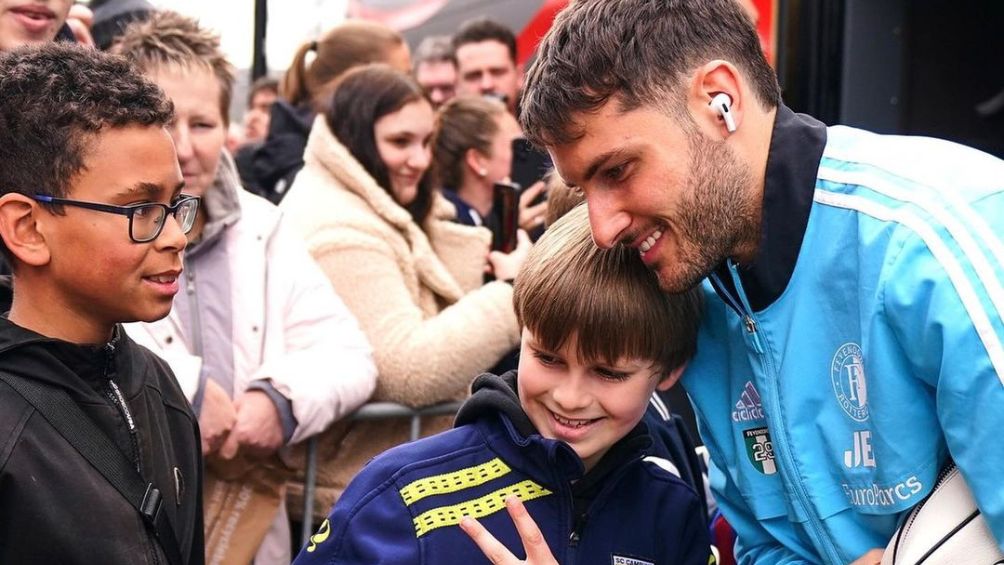 Santi Giménez con un niño aficionado del Feyenoord