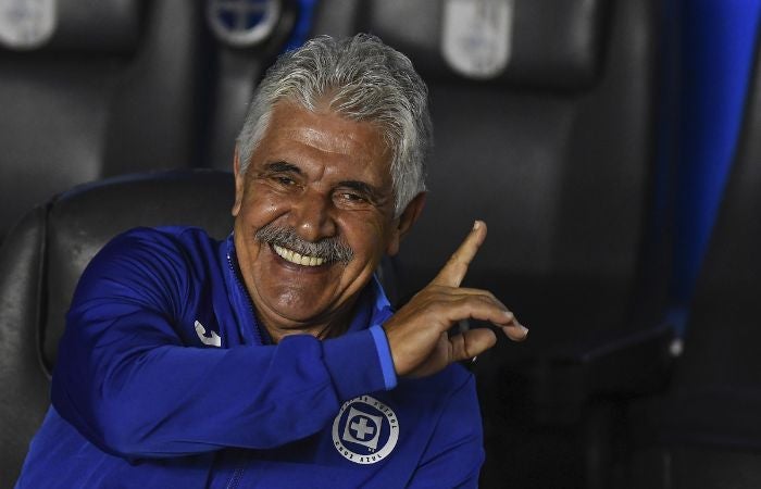 Ricardo Ferretti en la banca de Cruz Azul ante Querétaro