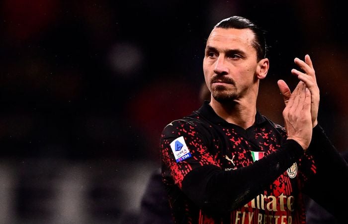 Zlatan agradeciendo a la grada del Milan 