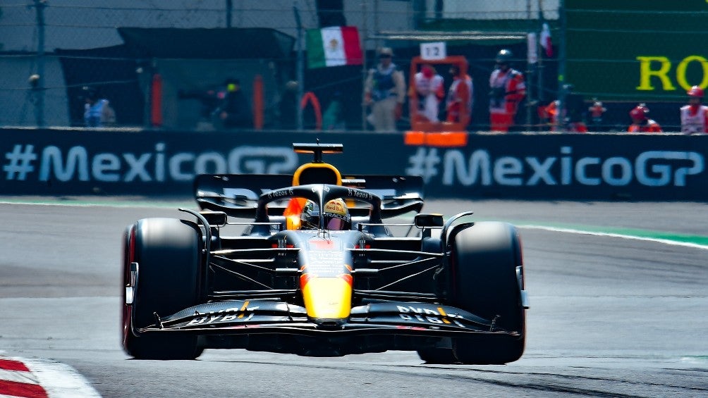 Checo Pérez corriendo en el GP de México