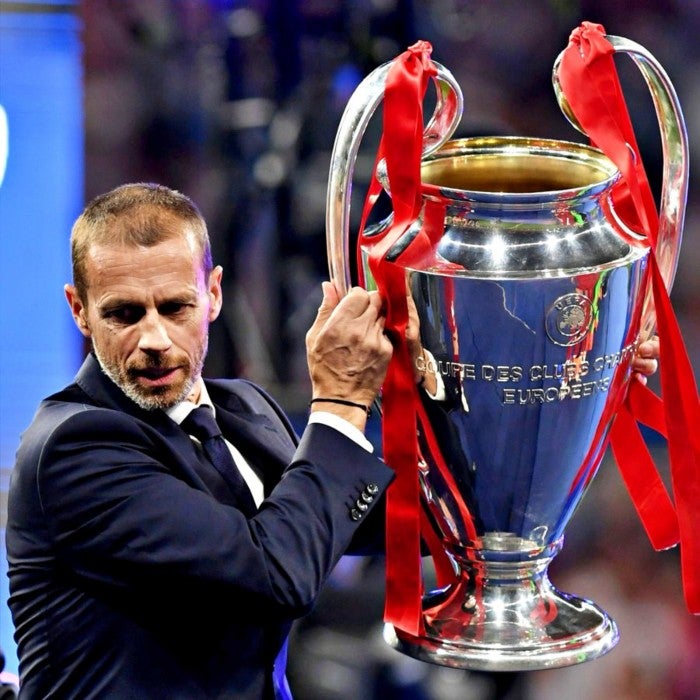 Ceferin con el trofeo de la Champions League