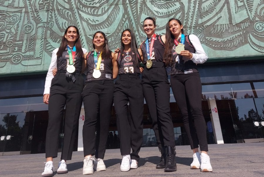 Jugadoras de flag football en la Cámara de Diputados