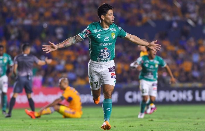 Víctor Dávila celebrando su gol ante Tigres