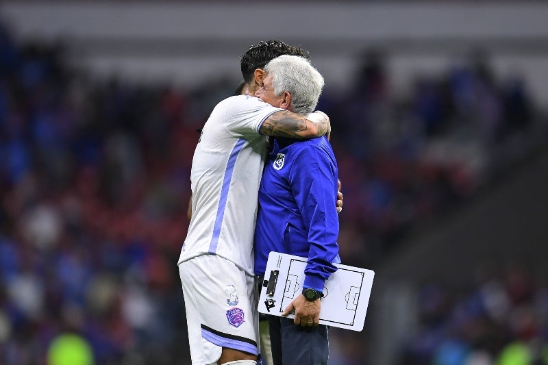 Salcedo abraza a Ferretti en la visita de Juárez a Cruz Azul