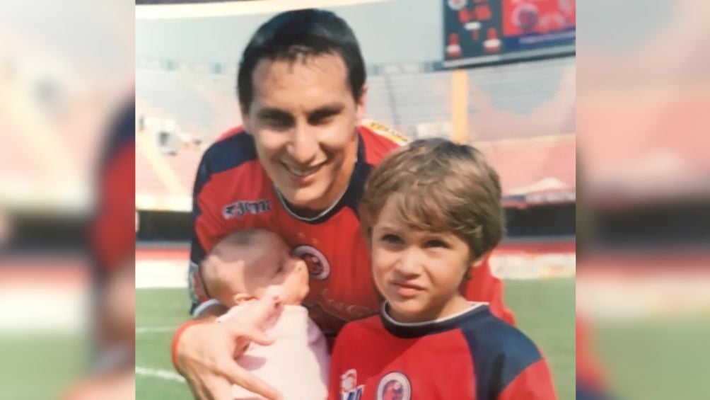 Christian Giménez con su hijo Santiago y su hija en el Luis Pirata Fuente