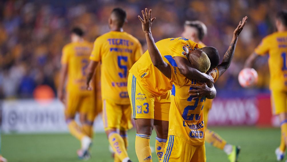 Jugadores de Tigres celebrando el segundo gol ante León