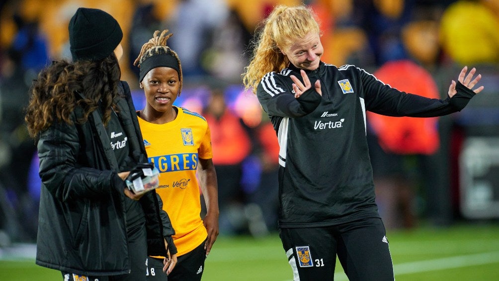 Jugadoras de Tigres Femenil bromean durante un juego