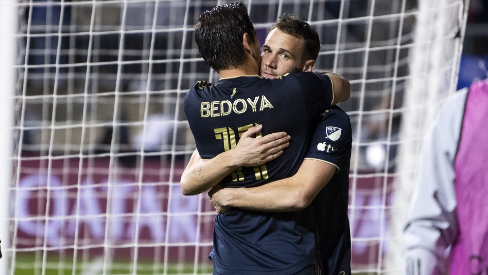 Daniel Gazdag y Alejandro Bedoya celebran el 1-0 parcial