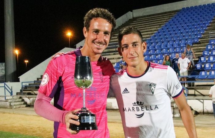 Alberto Lejárraga con el trofeo de Ascenso con el Marbella