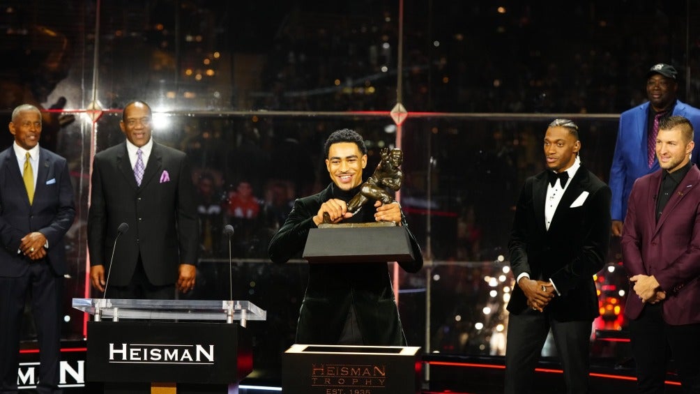 Bryce Young recibiendo el Trofeo Heisman 