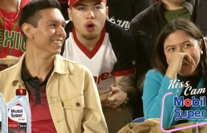 Los protagonistas de la Kiss Cam previo al beso