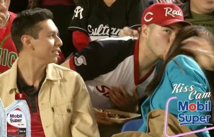 Los protagonistas de la Kiss Cam durante el beso