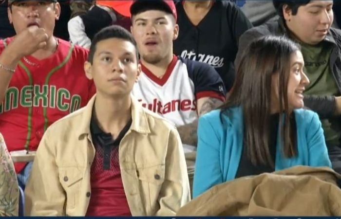 Los protagonistas de la Kiss Cam después del beso