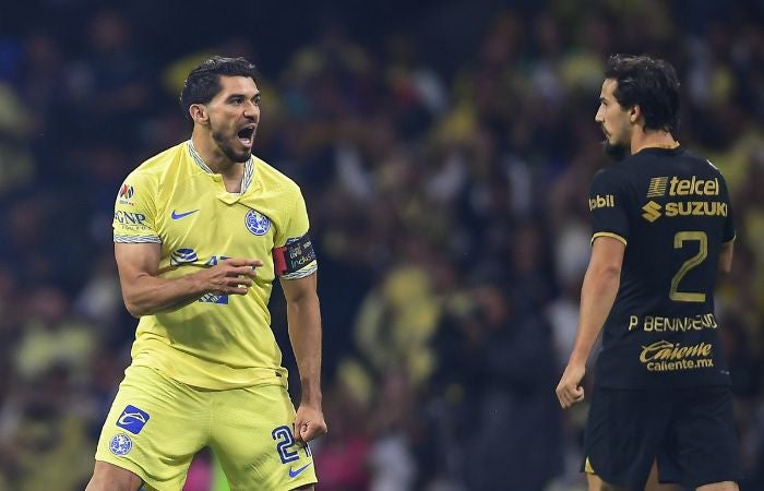 Henry Martín celebrando su gol de penal ante Pumas