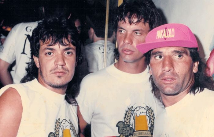 Carlos Kaiser y dos amigos de él en una fiesta en Brasil