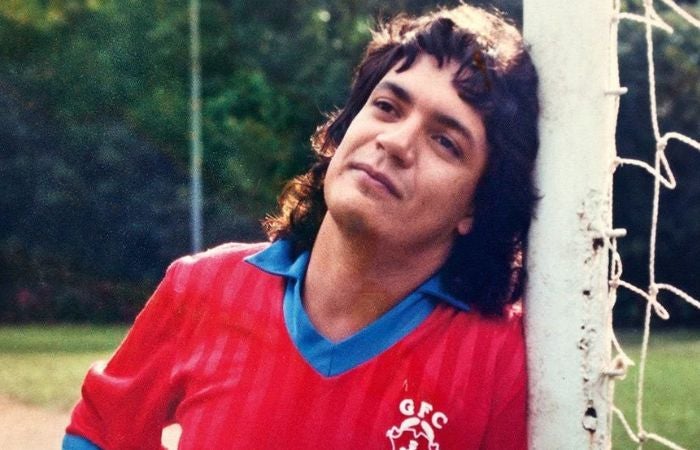 Carlos Caiser con la playera del Gazélec Ajaccio