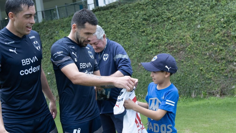 Celso Ortiz le regaló su playera