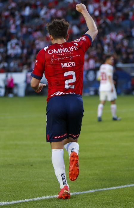 Alan Mozo festejando un gol de Chivas en el Clausura 2023