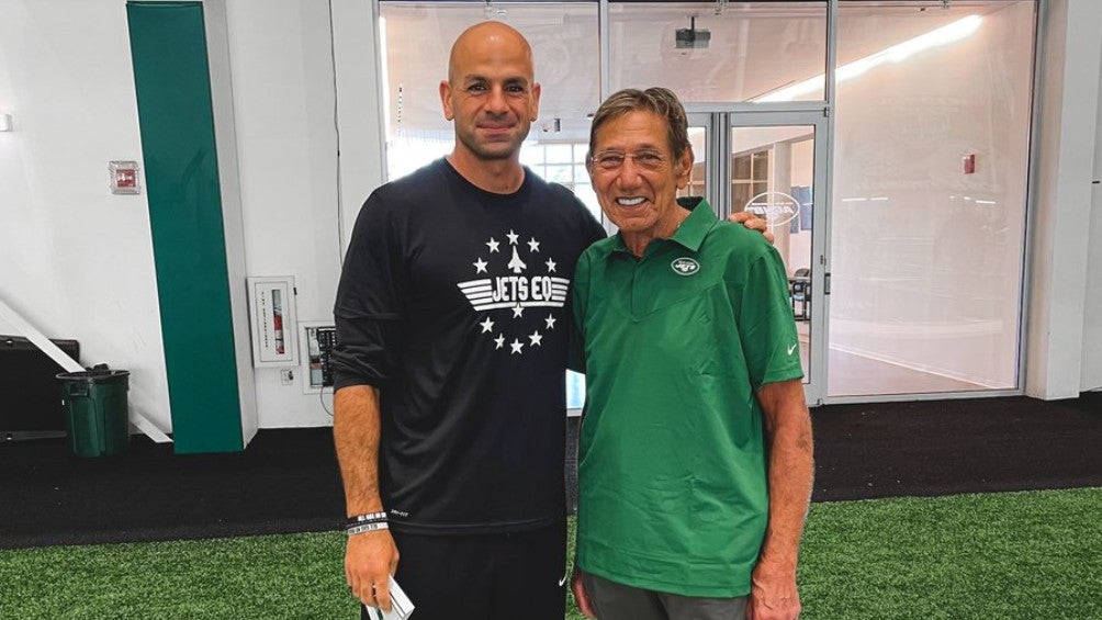 Joe Namath junto a Robert Saleh