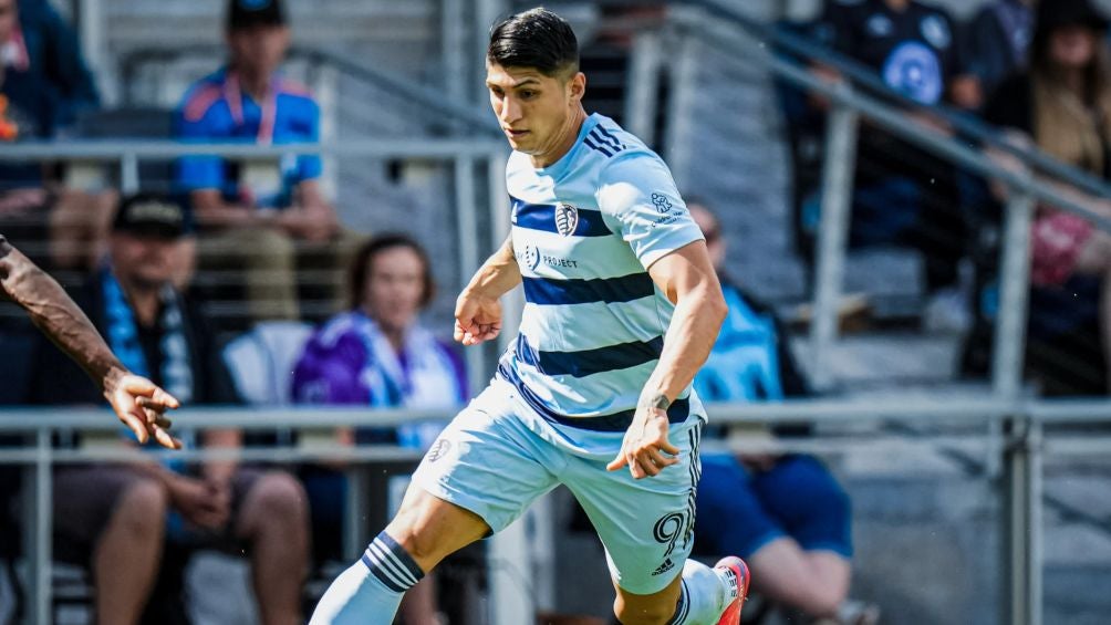 Alan Pulido durante un juego del Sporting