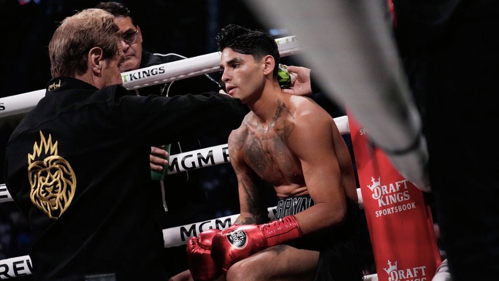 García en su esquina durante la pelea ante Gervonta Davis