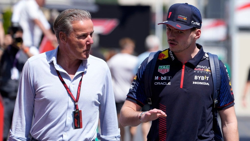 Verstappen platica con su agente