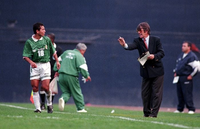 Bora Milutinovic dirigiendo a la Selección Mexicana