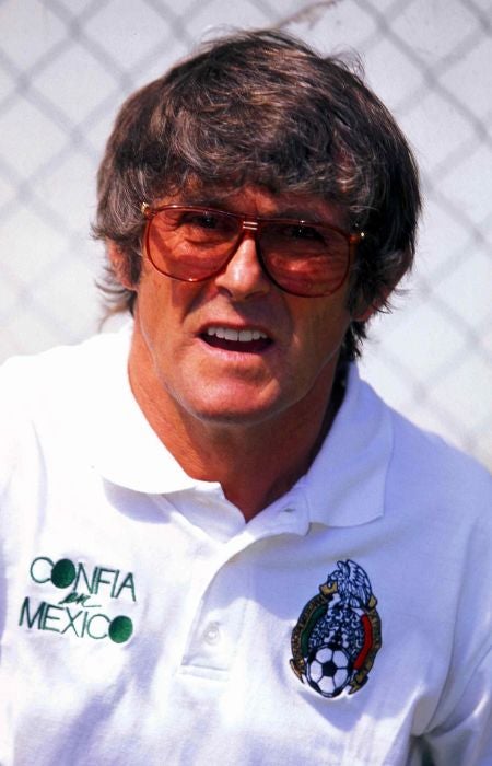 Bora Milutinovic con la playera de la Selección Mexicana