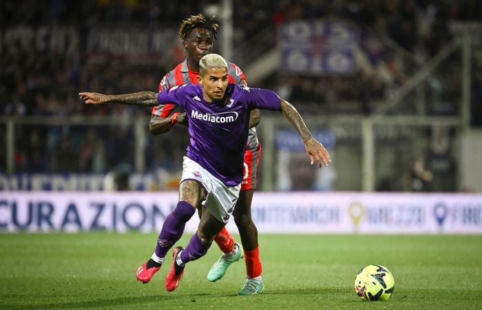 Dodo, de la Fiorentina, defendiendo el balón ante el Cremonese