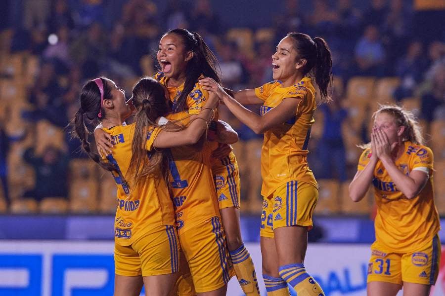 Jugadoras de Tigres festejando un gol