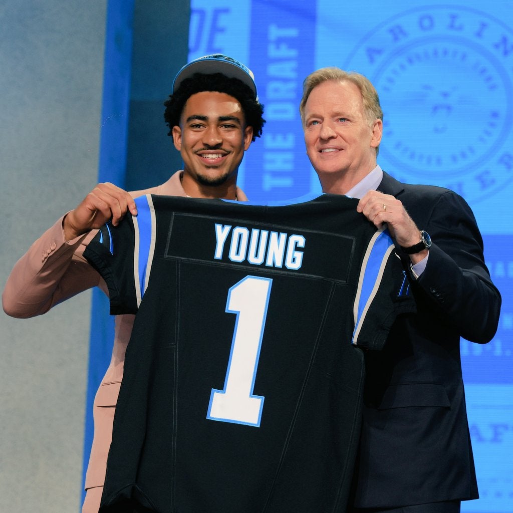 Bryce Young con el Jersey de Carolina