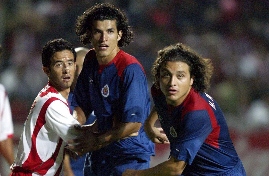 Reynoso y el 'Maza' Rodríguez en juego con Chivas en 2004