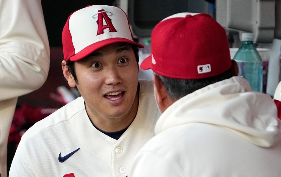 Shohei Ohtani en el dugout de Angels