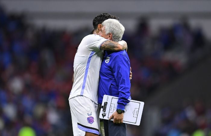 Carlos Salcedo y Ricardo Ferretti en el Cruz Azul vs Juárez