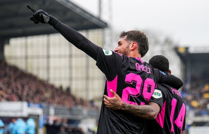 Santiago Giménez festejando con la afición del Feyenoord