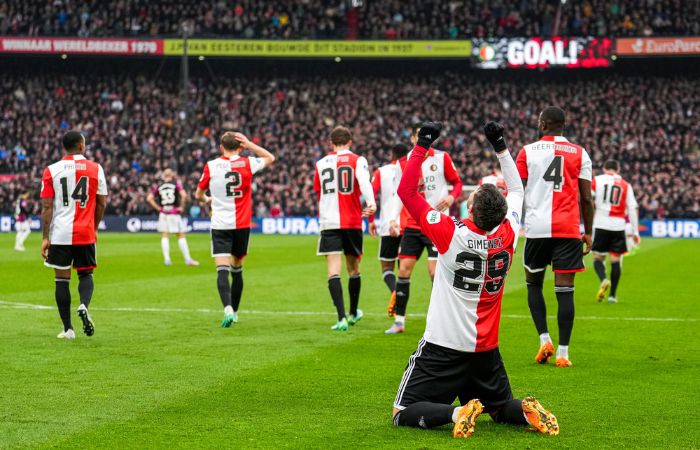 Santiago Giménez celebrando una anotación mirando al cielo