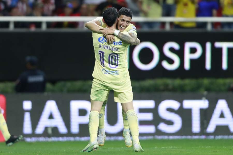 Leo Suárez festejando un gol con Diego Valdés