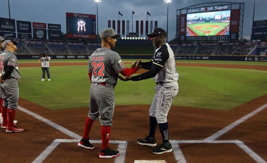 Juan Gabriel Castro, mánager del México saluda a Roberto Kelly de Sultanes