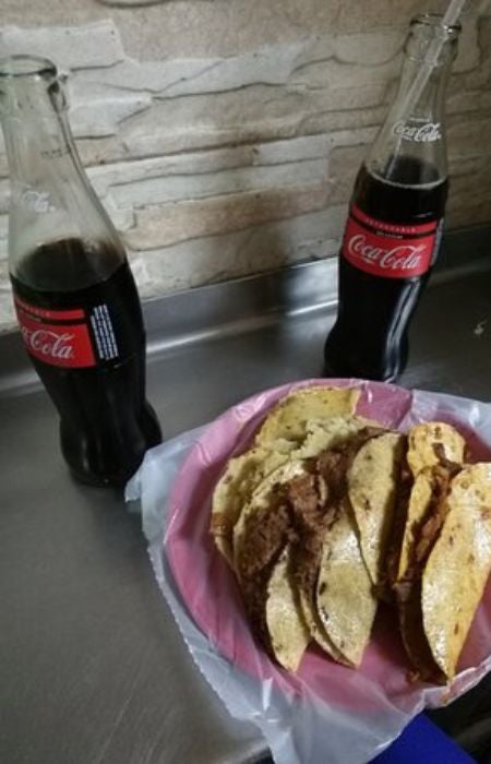 Tacos de canasta y dos refrescos