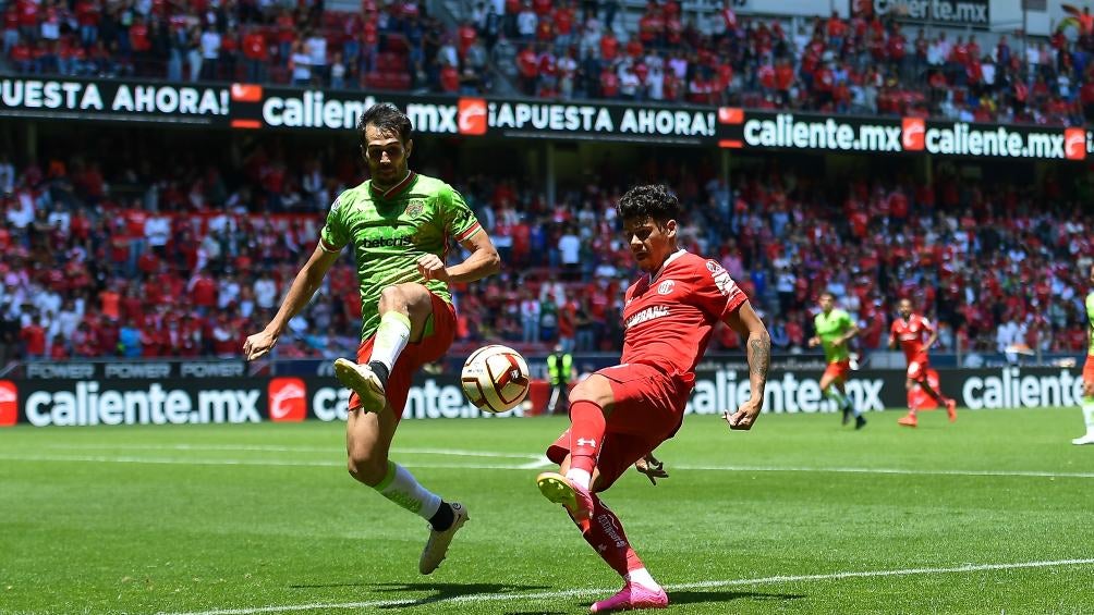 Maximiliano Araújo intenta su jugada frente a Alejandro Arribas