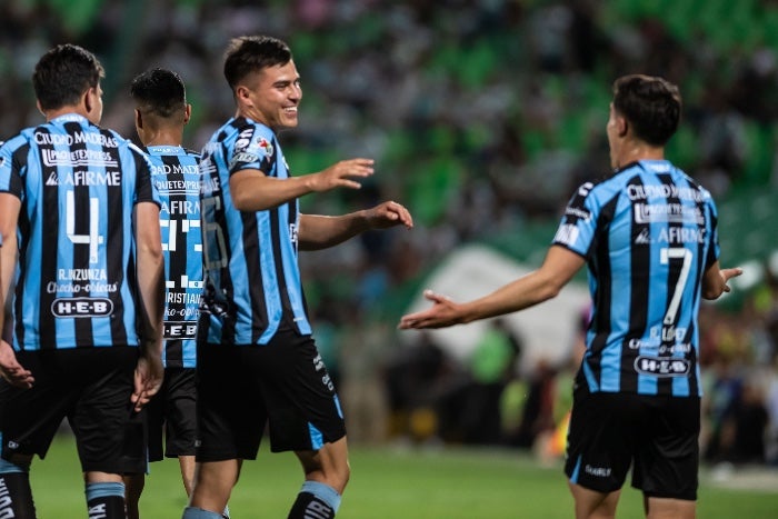 Jugadores de Querétaro festejan un gol