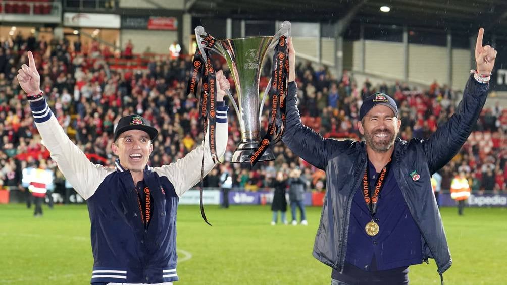 Ryan Reynolds celebra el título del Wrexham AFC