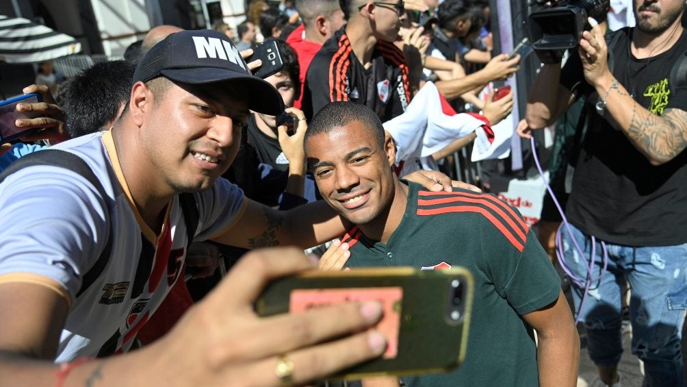 Los jugadores conviviendo con la afición