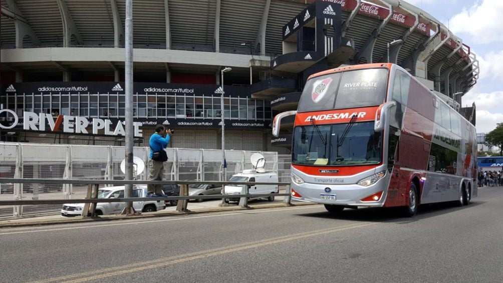 Camión de River afuera del Monumental