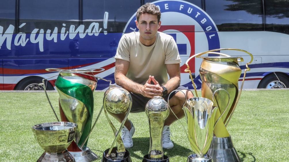 Presumiendo sus trofeos con Cruz Azul