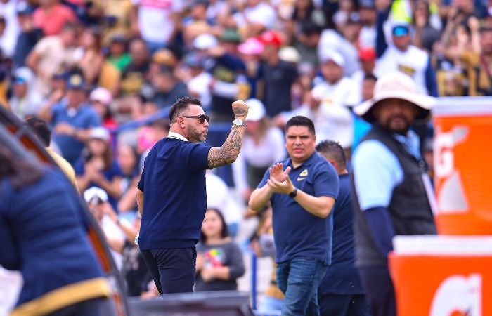 Antonio Mohamed celebrando triunfo de Pumas