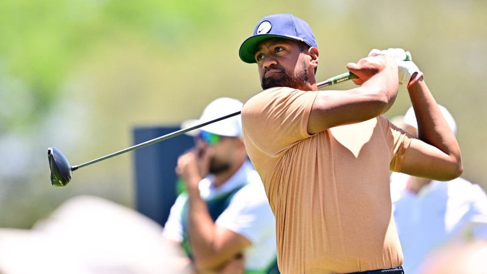 Tony Finau con la mirada seria