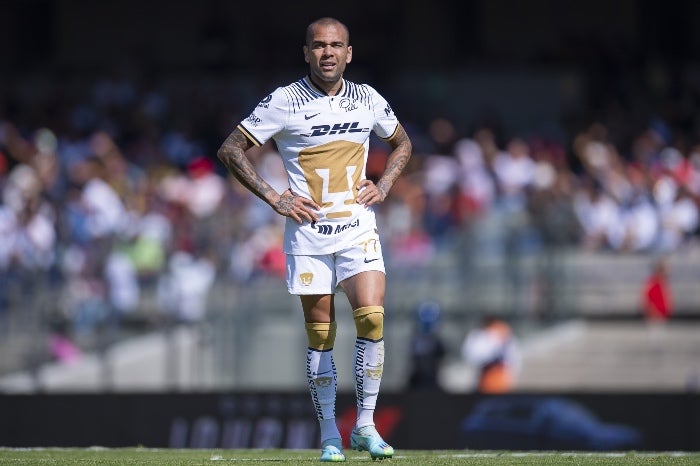 Dani Alves en un partido con los Pumas